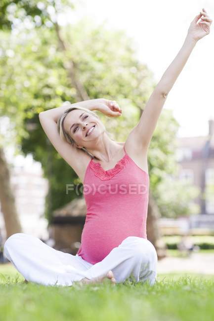 Donna incinta Stretching — Foto stock