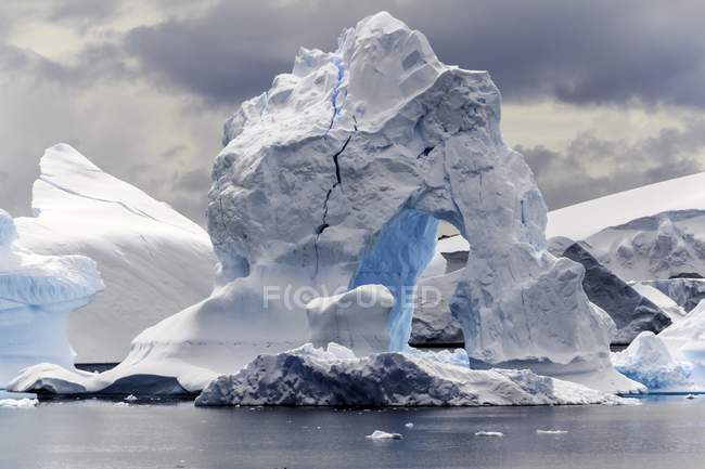 Vista panorâmica dos icebergs oceânicos na Antártida . — Fotografia de Stock