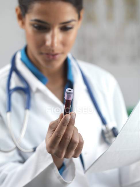 Ärztin hält Schlauch mit Blutprobe. — Stockfoto