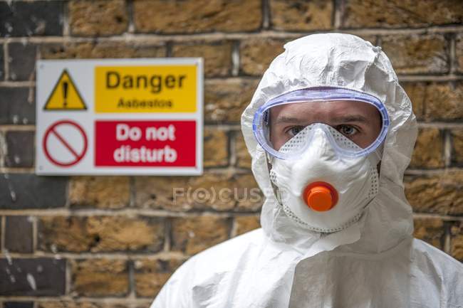 Worker wearing protective clothing, face mask and safety goggles. — Stock Photo