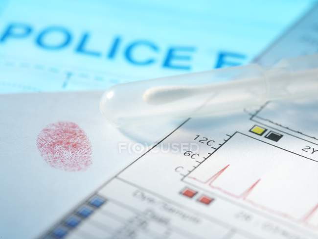 Preuves policières, y compris empreintes digitales, prélèvement d'ADN et résultats . — Photo de stock
