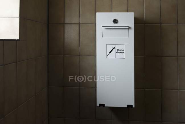 Nadelentsorgungsbehälter für Drogenkonsum in öffentlicher Toilette — Stockfoto