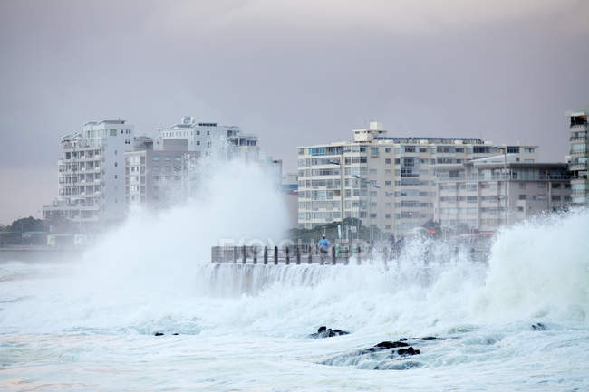 Волны, бьющиеся о морскую стену, Си-Пойнт, Кейптаун, Западный Кейп, Южная Африка . — стоковое фото