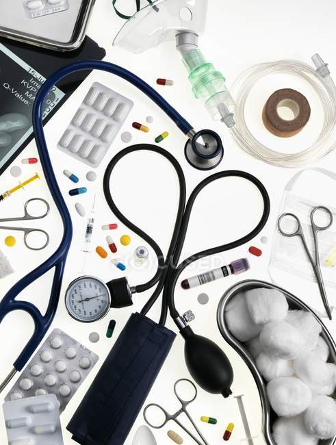 Medizinische Geräte und Medikamente auf weißem Hintergrund. — Stockfoto