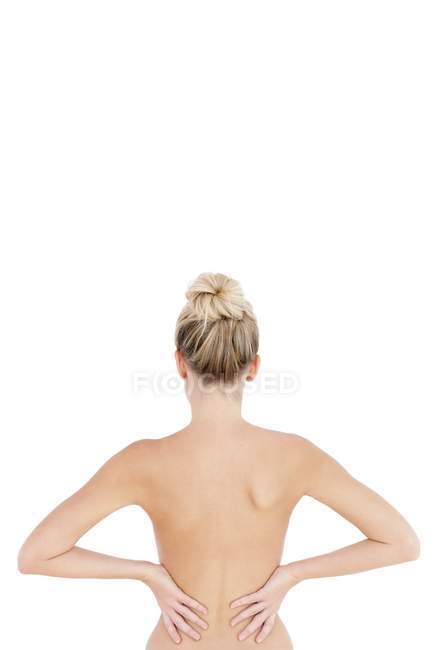 Rückansicht der blonden Frau mit den Händen auf den Hüften auf weißem Hintergrund — Stockfoto