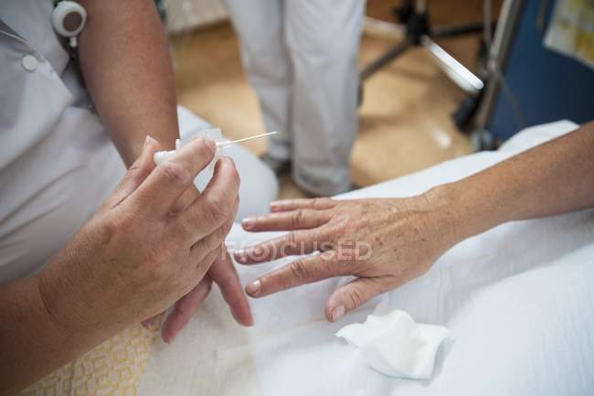 Close-up do enfermeiro preparando o paciente para a linha IV . — Fotografia de Stock