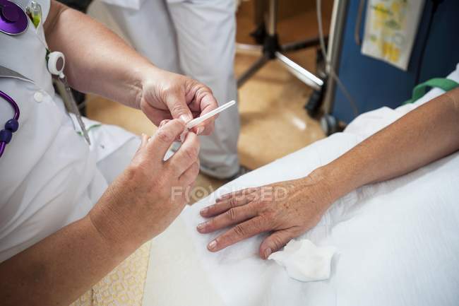 Primer plano de la enfermera que prepara al paciente para la línea IV . - foto de stock
