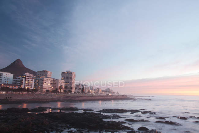 Marine fog at dusk at Sea Point, Cape Town, South Africa. — Stock Photo