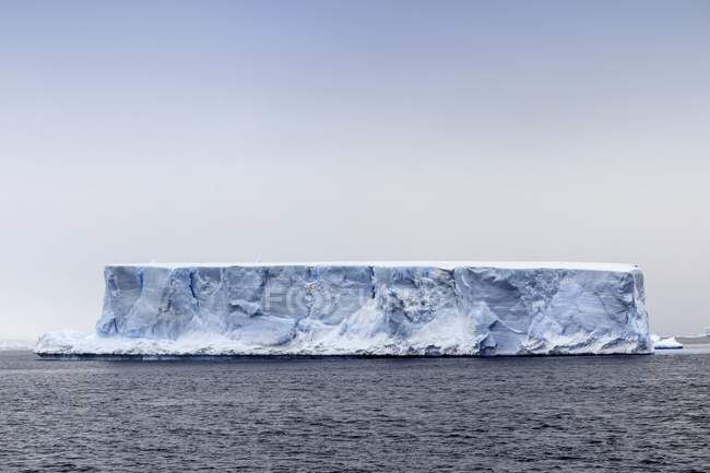 Мальовничий вид на табличний айсберга, Антарктида. — стокове фото