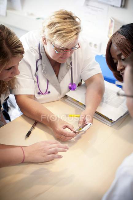 Enfermeiros do hospital tendo reunião com documentação . — Fotografia de Stock