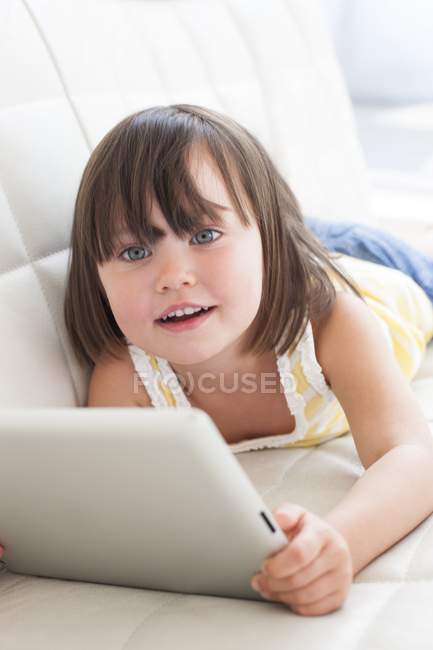 Молода дівчина використовує планшетний комп'ютер — стокове фото
