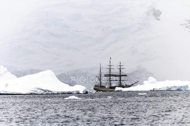 Navio à vela na água na Antártida . — Fotografia de Stock
