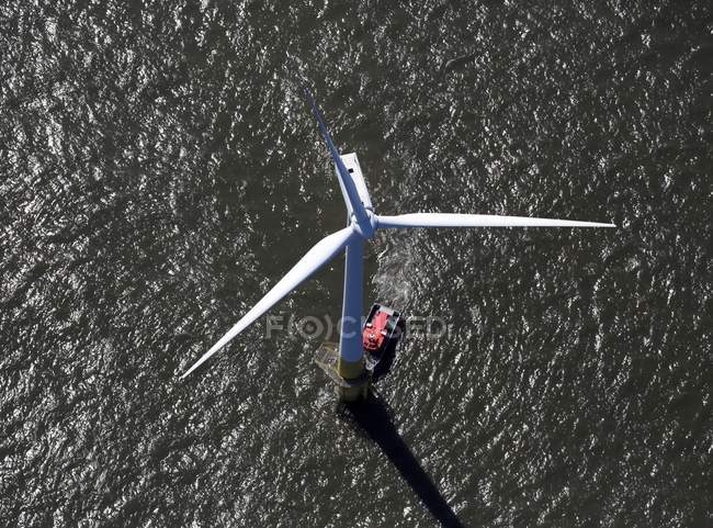 Turbina eólica del parque eólico del Mar del Norte, Inglaterra . - foto de stock