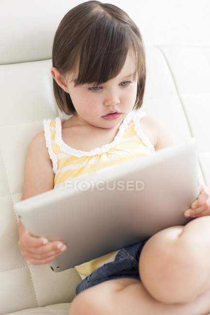 Малюк використовує планшетний комп'ютер — стокове фото