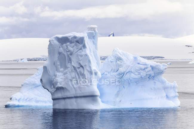 Живописный вид на океанский айсберг в Антарктиде . — стоковое фото