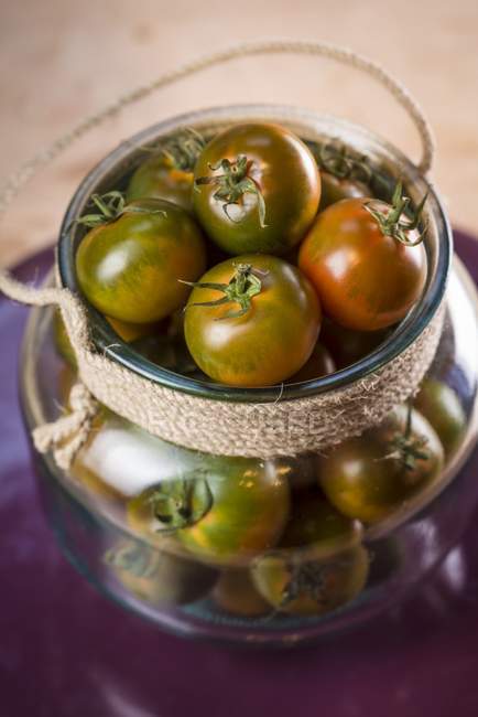 Vista de perto de tomates de camone em jarra . — Fotografia de Stock