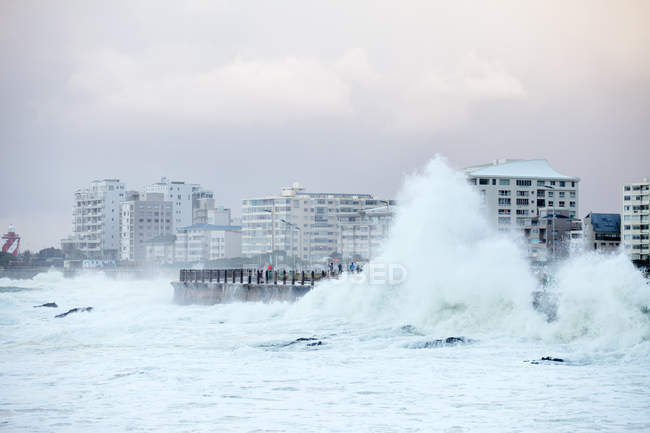 Waves crash against sea wall, Sea Point, Cape Town (Ciudad del Cabo), Western Cape, Sudáfrica . - foto de stock