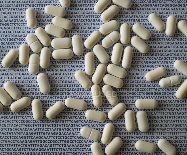 Асорті таблетки, лежачи на послідовність ДНК — стокове фото