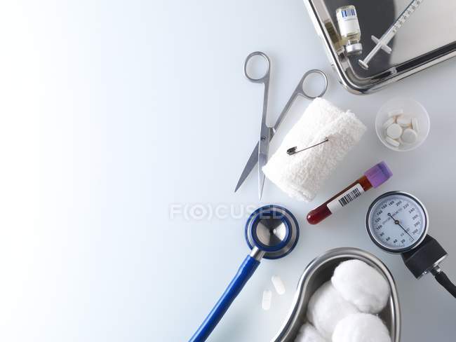 Assortiment d'équipements médicaux et de consommables sur table . — Photo de stock