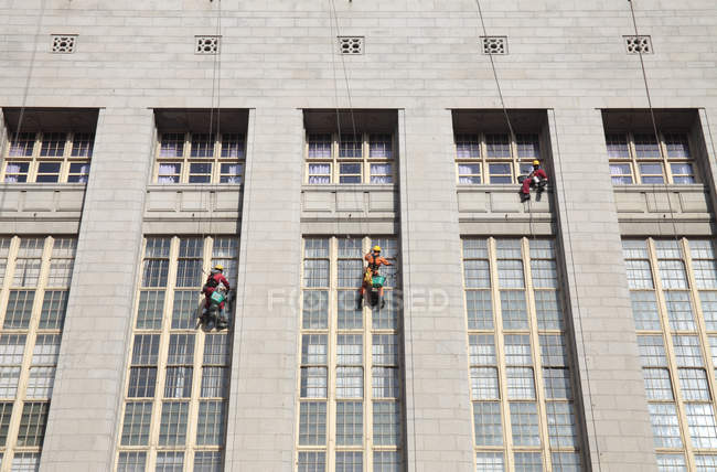 Limpiadores de ventanas suspendidos en el edificio, Wale Street, Ciudad del Cabo, Sudáfrica . - foto de stock