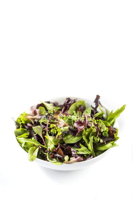 Vista ravvicinata delle foglie di insalata nella ciotola bianca . — Foto stock