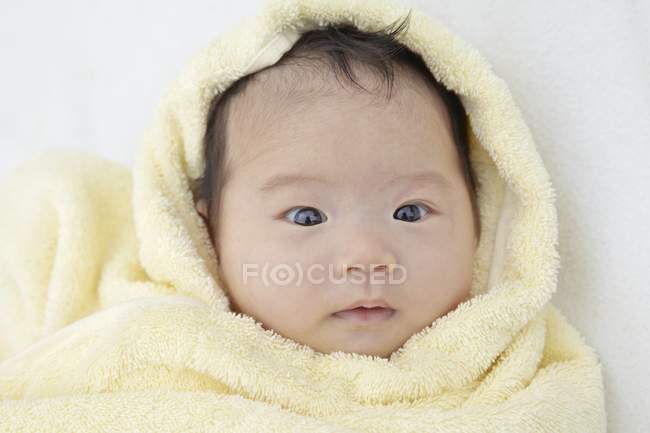 Bambina avvolta in asciugamano, ritratto . — Foto stock