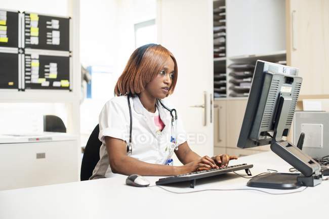 Медсестра в больнице за компьютером в офисе
. — стоковое фото