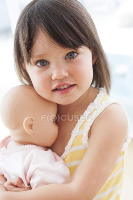 Menina bonito com boneca — Fotografia de Stock