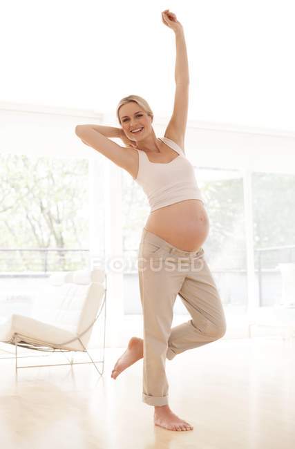 Femme enceinte étirement — Photo de stock