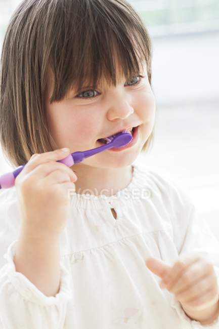 Petite fille brossant les dents . — Photo de stock