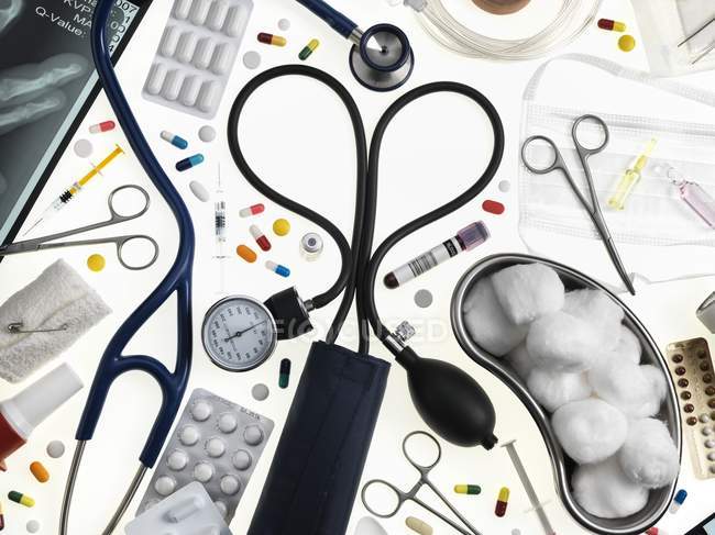 Equipos médicos y medicamentos sobre fondo blanco . - foto de stock