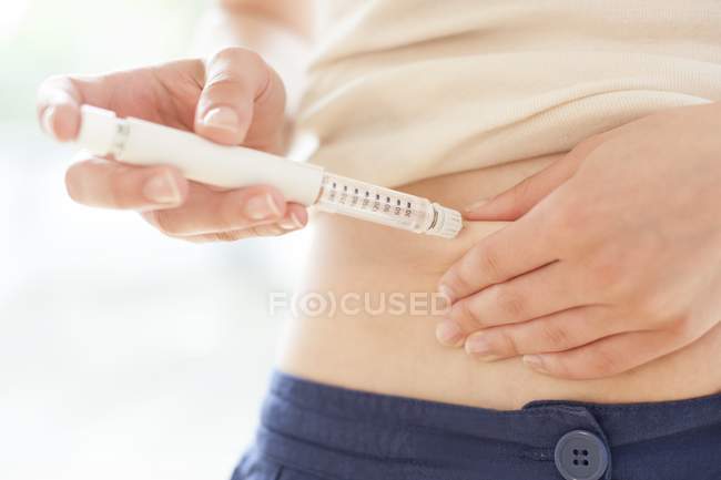 Ausgeschnittene Ansicht einer Frau, die sich Insulin-Stift spritzt. — Stockfoto
