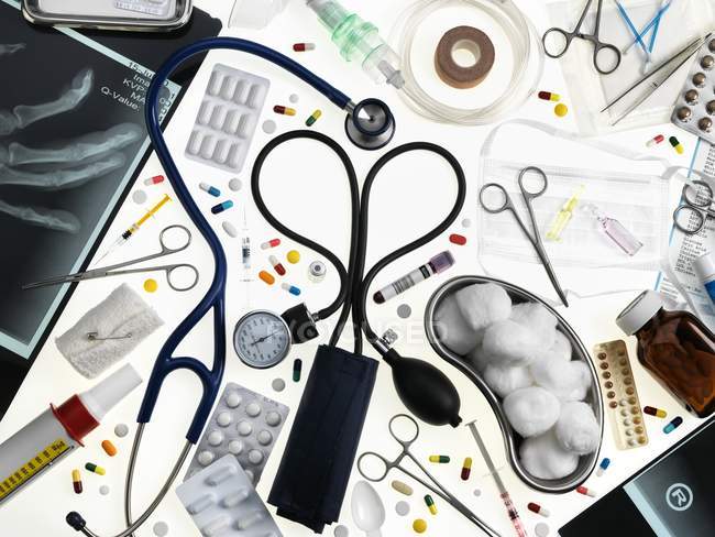 Equipamentos médicos e drogas em fundo branco . — Fotografia de Stock