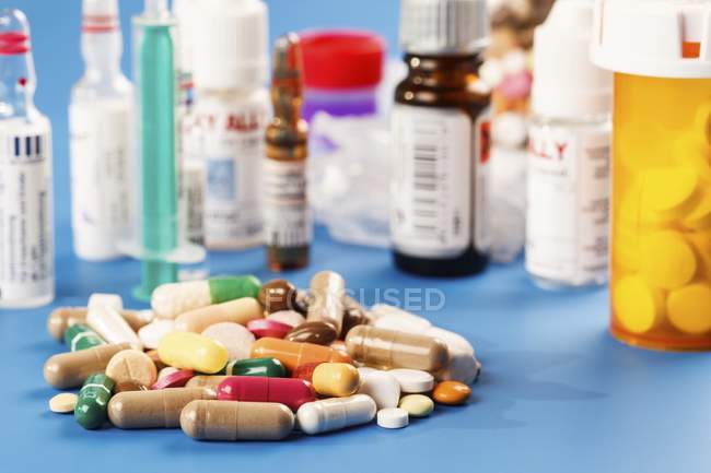 Drogas e pílulas sortidas na mesa . — Fotografia de Stock