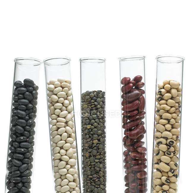 Bohnen und Hülsenfrüchte im Reagenzglas. — Stockfoto