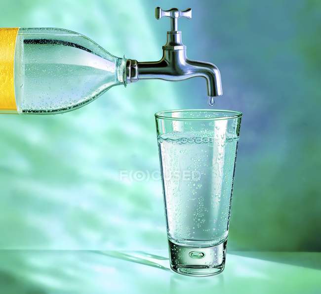 Wasserhahn in Wasserflasche, konzeptionelle Kunstwerke. — Stockfoto