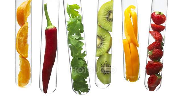 Frutas e produtos hortícolas em tubos de ensaio . — Fotografia de Stock