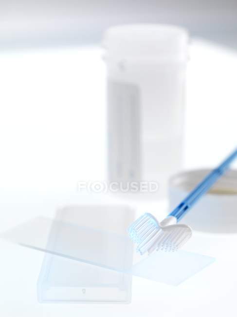 Testgeräte für Gebärmutterhalskrebs auf weißem Hintergrund. — Stockfoto