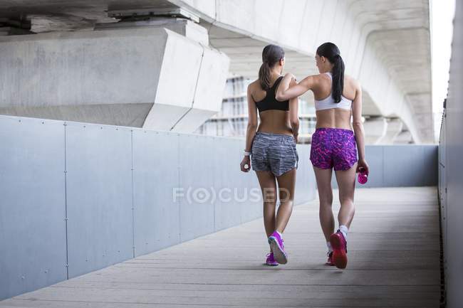 Mulheres em esportes desgaste a pé afastado — Fotografia de Stock