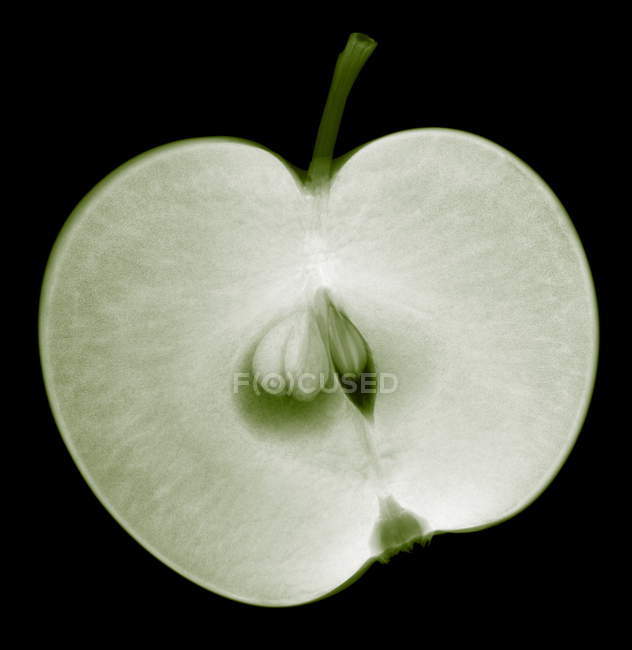 Radiografía de manzana cortada por la mitad con semillas
. - foto de stock
