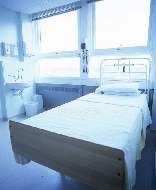 Leeres Krankenhausbett auf Station. — Stockfoto