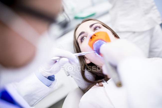 Patient erhält UV-Behandlung in Zahnklinik. — Stockfoto