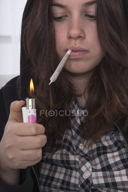 Teenager zündet sich Marihuana-Zigarette an. — Stockfoto