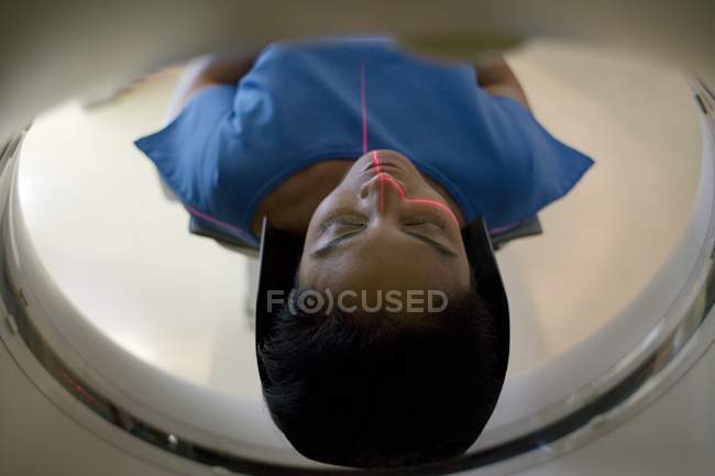 Paciente femenina sometida a diagnóstico por tomografía computarizada . - foto de stock