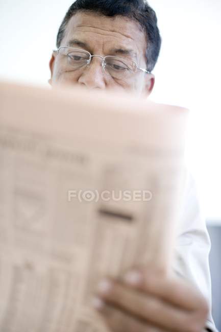 Чоловік читає газету — стокове фото