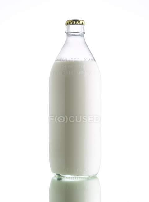 Flasche sterilisierte Milch auf weißem Hintergrund. — Stockfoto