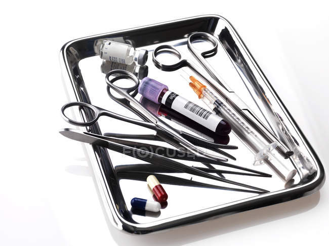 Medizinische Geräte auf Metalltablett. — Stockfoto