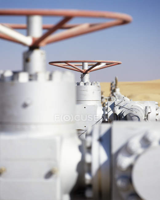 Válvulas de pozo de gas en gasoducto en el desierto de los Emiratos Árabes Unidos . - foto de stock
