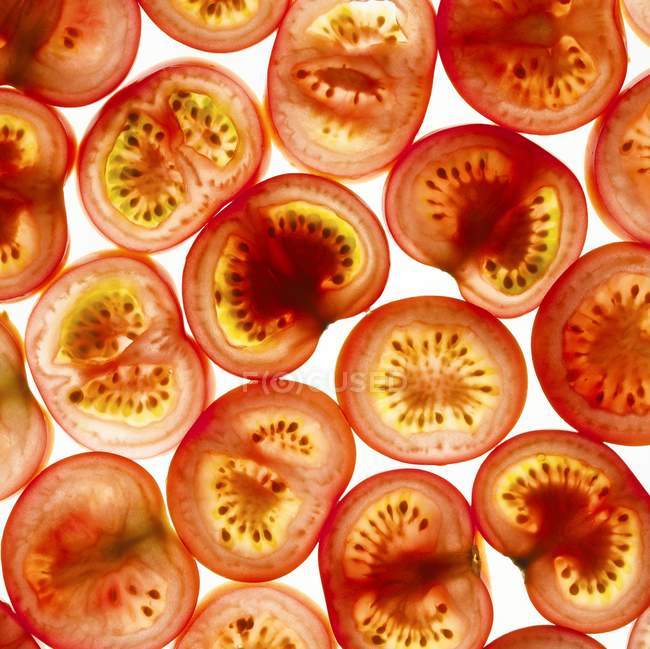 Nahaufnahme von Tomatenscheiben auf weißem Hintergrund. — Stockfoto