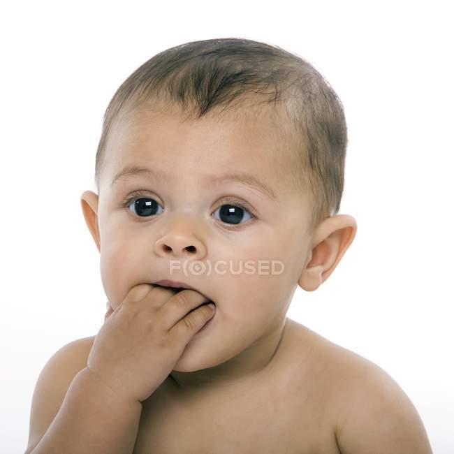 Dentition bébé fille tenant la main dans la bouche . — Photo de stock